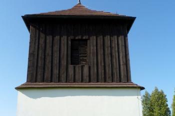 hranolová zvonice s dřevěným patrem - v sousedství kostela ( © František Kinař 05/2017)