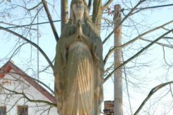 Socha na návsi ( © Aleš Marek 02/2006)