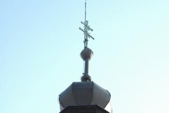 Detail kostelní věže se zvonem ( © Aleš Marek 02/2006)
