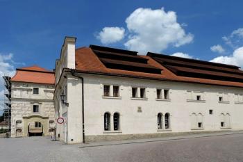 Zámecký pivovar a jedna z bran do zámeckého areálu od piaristického kláštera (© Jan P. Štěpánek 05/2014)