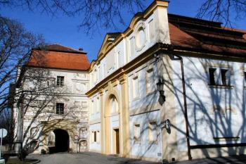jižní průčelí se vstupním rizalitem ( © Pavel Zany Komárek 11.2.2001)