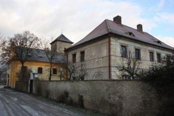 Kostel a fara od jihozápadu ( © Ivan Grisa 12/2009)