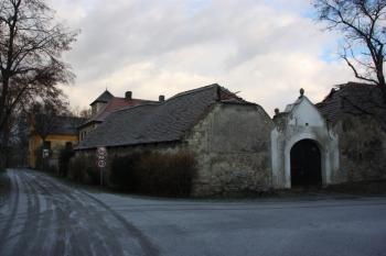Vjezdová brána do dvora fary ( © Ivan Grisa 12/2009)