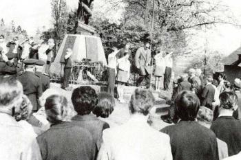 Čestná stráž pionýrů u příležitosti 30. výročí osvobození naší obce Sovětskou armádou (2.-3.5.1945) ( © Ludvík Tvrdý, 700 let Šenova (Místní národní výbor v Šenově u Ostravy 1986))
