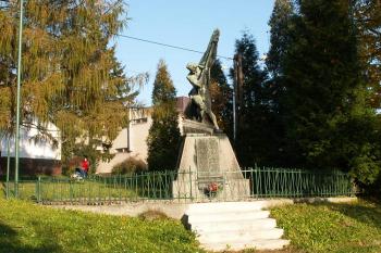 Celkový pohled na pomník (na jehož místě stával do roku 1940 pomník jiného uměleckého ztvárnění tzv. pomník padlých) (© Miroslav BITTER 10/2006)