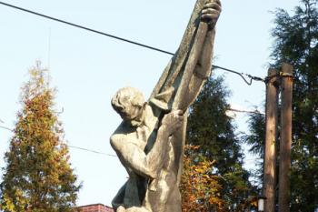 Detail uměleckého ztvárnění pomníku z roku 1948 od akademického sochaře Antonína Ivanského. (© Miroslav BITTER 10/2006)