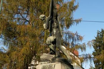 Bronzový památník v nadživotní velikosti představuje hrdinu, rudoarmějce od akademického sochaře Antonína Ivanského. (© Miroslav BITTER 10/2006)