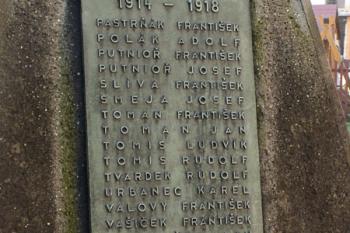 Pamětní desky se jmény – umístěné na podstavci pomníku (© Miroslav BITTER 10/2006)