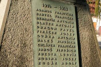 Pamětní desky se jmény – umístěné na podstavci pomníku (© Miroslav BITTER 10/2006)