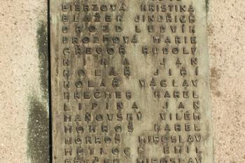 Pamětní desky se jmény – umístěné na podstavci pomníku (© Miroslav BITTER 10/2006)