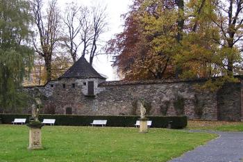 úsek hradby s půlválcovou baštou od prostranství před zámkem ( © Jan P. Štěpánek 10/2007)