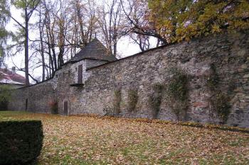 Krátký úsek hradby s baštou při zámku ( © Jan P. Štěpánek 10/2007)