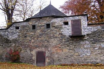 vnitřní strana půlkruhové středověké bašty ( © Jan P. Štěpánek 10/2007)