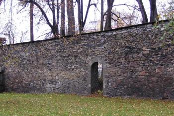 část středověké hradby na severozápadě obvodu města ( © Jan P. Štěpánek 10/2007)