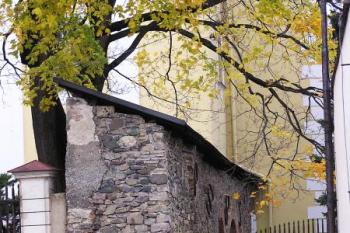 část hradby navazující na zámek na severu ( © Jan P. Štěpánek 10/2007)