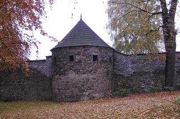 pohled z místa bývalého příkopu na úsek hradby s baštou na severozápadě ( © Jan P. Štěpánek 10/2007)