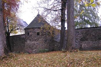 pohled na část hradby s baštou na severozápadě obvodu města ( © Jan P. Štěpánek 10/2007)