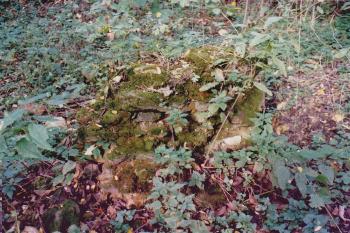 Blok zdiva zámku sesunutý v hradním příkopu (© Lukáš Pechánek, 10/2004)