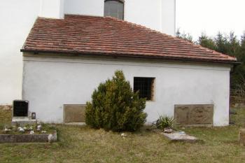 Přístavek se zazděnými náhrobky ( © Filip Matoušek 03/2002)