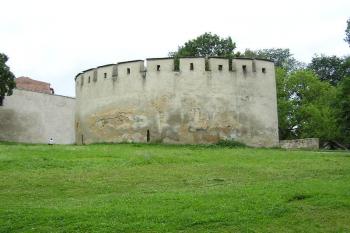 Pozůstatek barbakánu v západním sousedství hradu ( © Jan P. Štěpánek 09/2006)