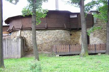 Torzo hradební bašty v severozápadní části města ( © Jan P. Štěpánek 09/2006)