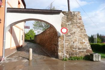 část městské hradby při zaniklé Popradské bráně ( © Jan P. Štěpánek 05/2008)