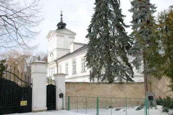 Hlavní vchod s věží ( © Aleš Marek 02/2006)