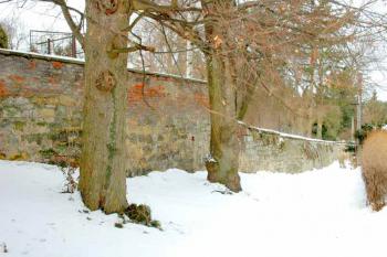 Vysoká zeď okolo zámku ( © Aleš Marek 02/2006)