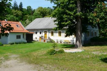 Pohled na mlýn a hospodářskou budovu (© Jaroslav Šefčík, 05/2009)