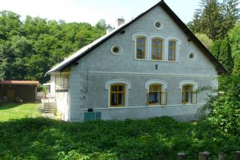 Štít mlýna s mlynářským erbem (© Jaroslav Šefčík, 05/2009)