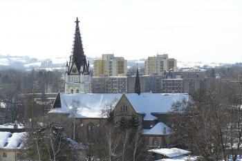 Pohled na farní kostel z věže těšínského hradu na polské straně města. ( © Jan P. Štěpánek 02/2006)