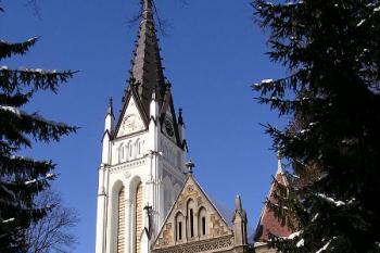 Průčelí kostela z Masarykových sadů ( © Jan P. Štěpánek 02/2006)