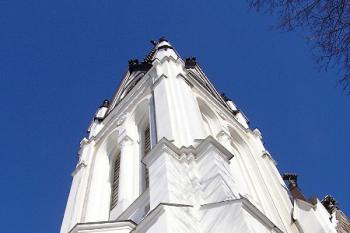 Štíhlá průčelní věž farního kostela. ( © Jan P. Štěpánek 02/2006)