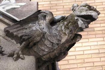 Detail kamenné dekorace - chrlič ( © Jan P. Štěpánek 02/2006)
