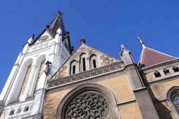 Vyšší patra průčelí farního kostela. ( © Jan P. Štěpánek 02/2006)