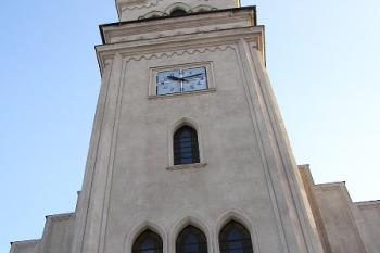 štíhlá průčelní věž kostela Na Nivách ( © Jan P. Štěpánek 02/2006)