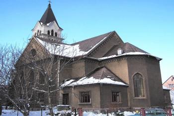 celkový pohled na zadní část kostela Na Nivách ( © Jan P. Štěpánek 02/2006)