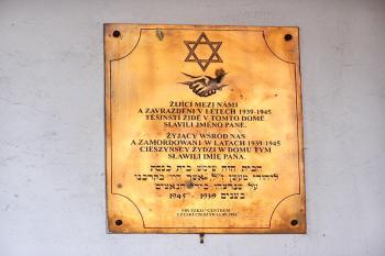 Plaketa připomínající těšínské Židy (© Jan P. Štěpánek 02/2006)