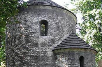 Rotunda během rekonstrukce bezprostředního okolí ( © Petr Turyna 07/2004)