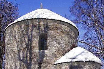 pohled od jihu na rotundu sv. Mikuláše ( © Jan P. Štěpánek 02/2006)