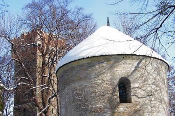 rotunda sv. Mikuláše a Piastovská věž  knížecího hradu ( © Jan P. Štěpánek 02/2006)