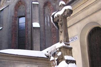 Kříž při kostele (© Jan P. Štěpánek 02/2006)