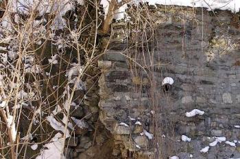 torzo středověké městské hradby ( © Jan P. Štěpánek 02/2006)