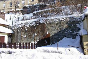 Pozůstatky městských hradeb použitých jako opěrné zdi svahu nad náhonem Mlýnowka ( © Jan P. Štěpánek 02/2006)