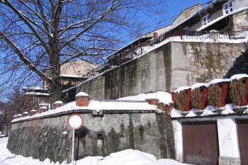 Pozůstatky městských hradeb použitých jako opěrné zdi svahu nad náhonem Mlýnowka ( © Jan P. Štěpánek 02/2006)