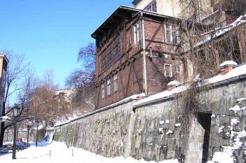 ulice Przykopa nad níž se zvedá samotné historické jádro města ( © Jan P. Štěpánek 02/2006)