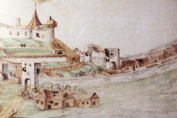 Část městských hradeb s bránami při napojení hradeb na opevnění hradu - 1647 ( © Cieszyn - panoramy i widoki, M. Makowski, J. Spyra, 1998)