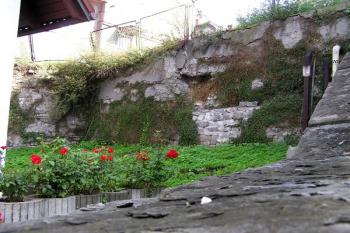 Pozůstatek městské hradby využité jako terasní zeď ( © Jan P. Štěpánek 08/2007)