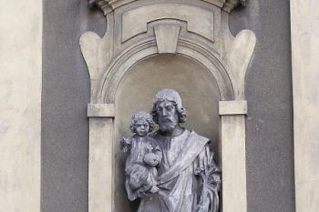 Plastika sv. Josefa s dítětem v průčelí kostela. ( © Jan P. Štěpánek 02/2006)