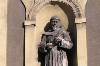 Sv. František v průčelí kostela sv. Kříže. ( © Jan P. Štěpánek 02/2006)